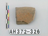 藏品(灰褐色夾砂陶片)的圖片